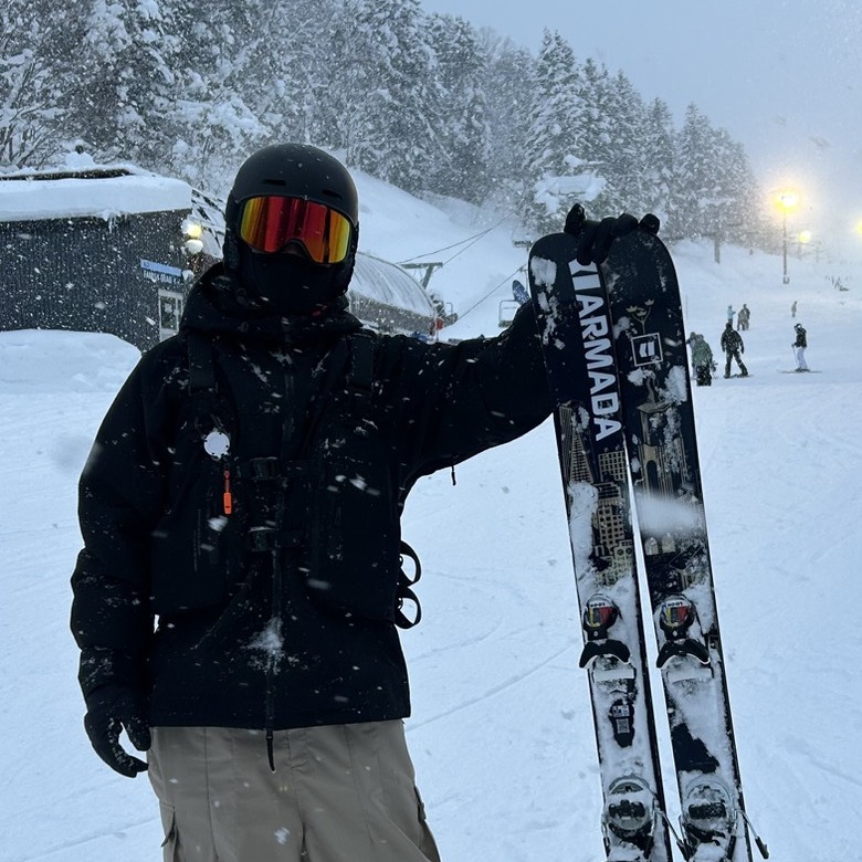 匠滑雪教練塑膠在雪地上手持雙板滑雪板